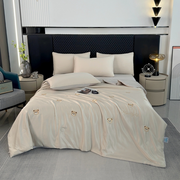 91家纺网 家纺一手货源 找家纺 益多眠 2025新款水洗真丝刺绣夏被夏凉被空调被四件套 小熊-梧桐灰