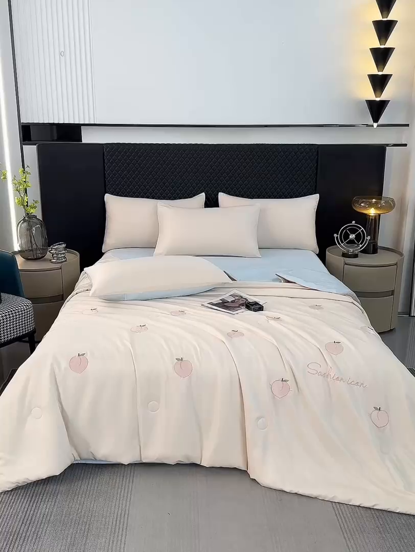 91家纺网 家纺一手货源 找家纺 益多眠 2025新款水洗真丝刺绣夏被夏凉被空调被四件套 桃子-奶白兰