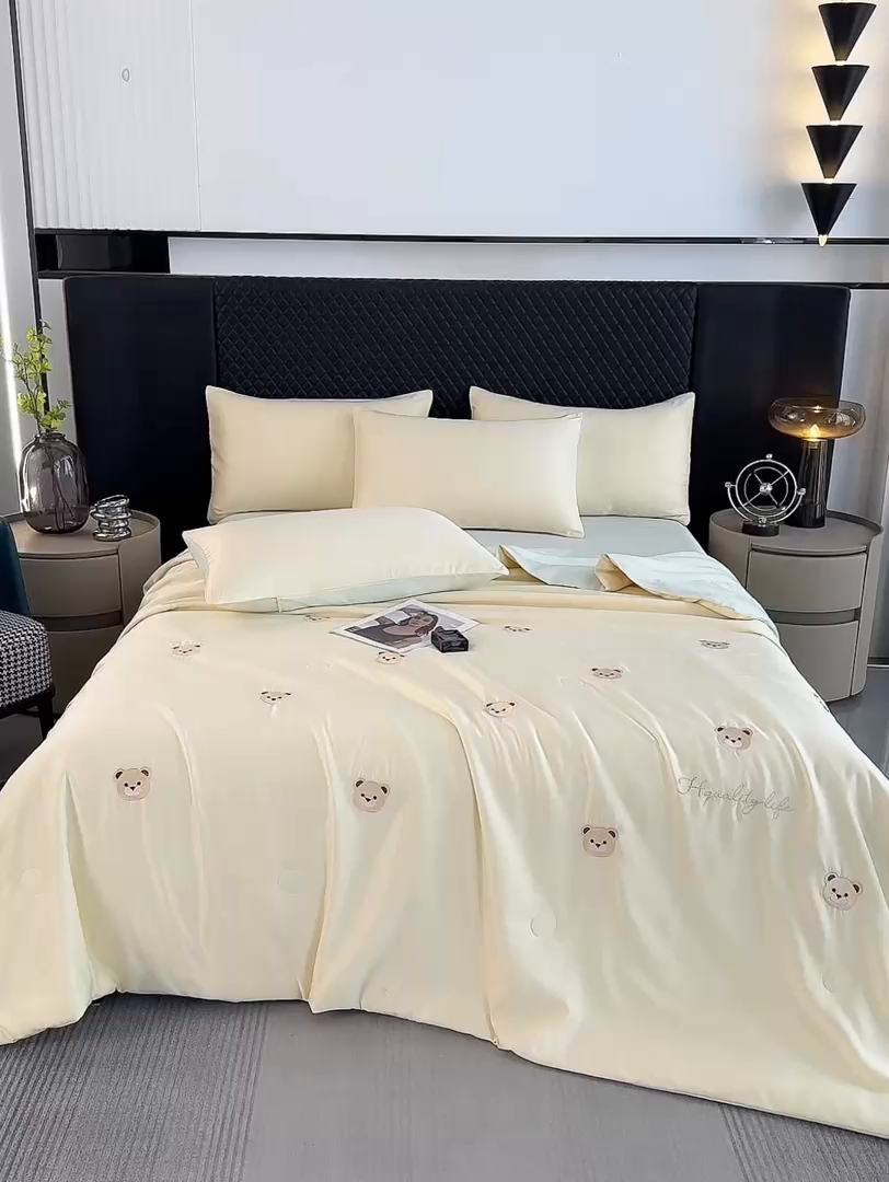 91家纺网 家纺一手货源 找家纺 益多眠 2025新款水洗真丝刺绣夏被夏凉被空调被四件套 小熊-奶黄绿