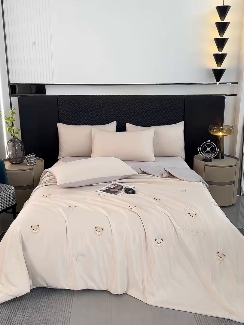 91家纺网 家纺一手货源 找家纺 益多眠 2025新款水洗真丝刺绣夏被夏凉被空调被四件套 小熊-梧桐灰