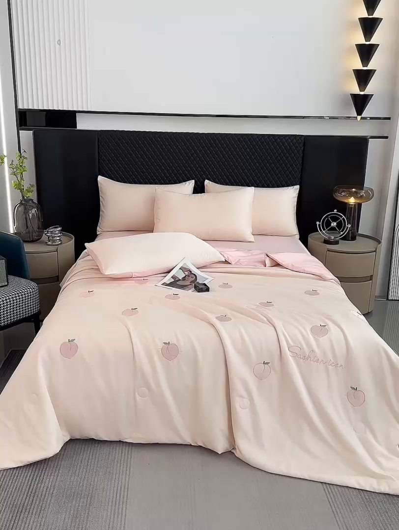 91家纺网 家纺一手货源 找家纺 益多眠 2025新款水洗真丝刺绣夏被夏凉被空调被四件套 幸运花瓣-奶白粉