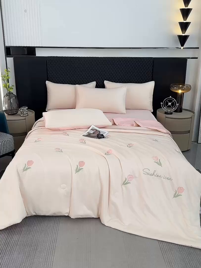 91家纺网 家纺一手货源 找家纺 益多眠 2025新款水洗真丝刺绣夏被夏凉被空调被四件套 郁金香-奶白粉