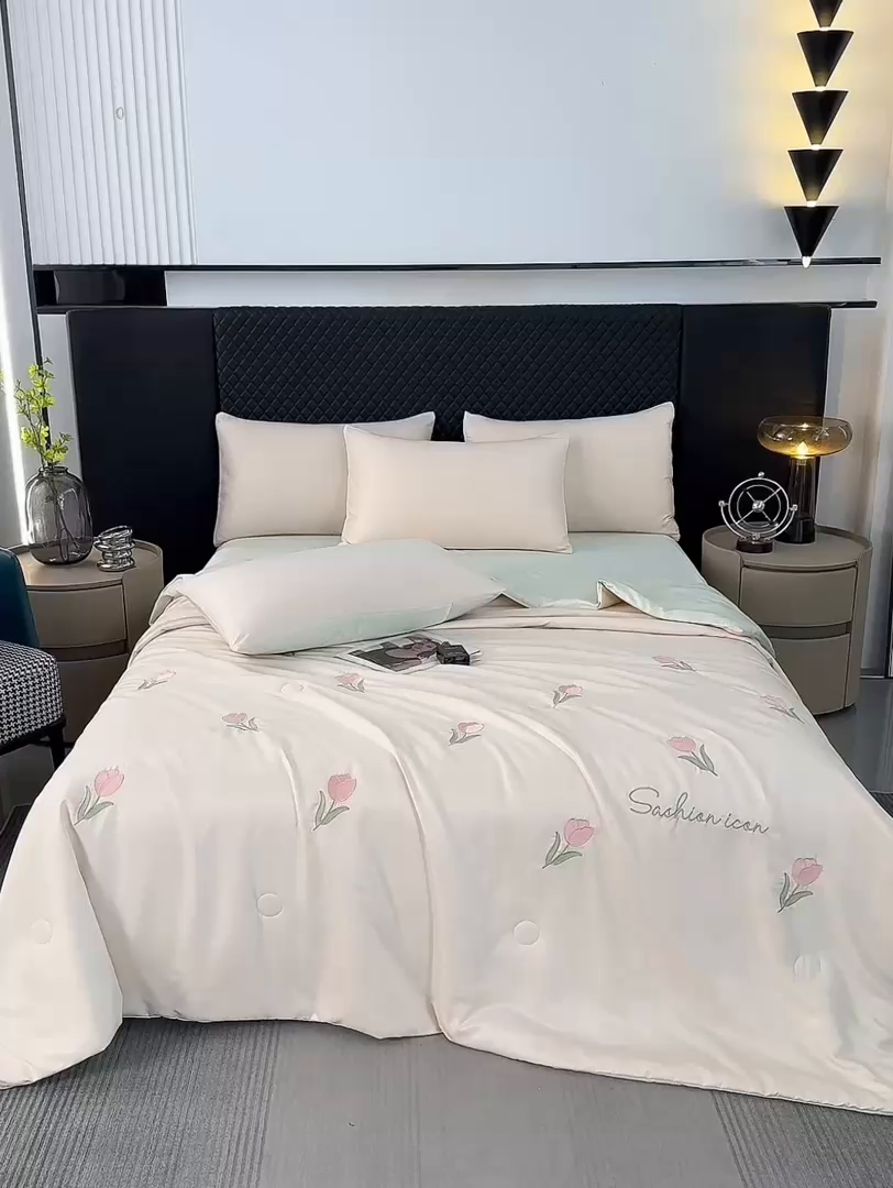 91家纺网 家纺一手货源 找家纺 益多眠 2025新款水洗真丝刺绣夏被夏凉被空调被四件套 郁金香-奶白绿