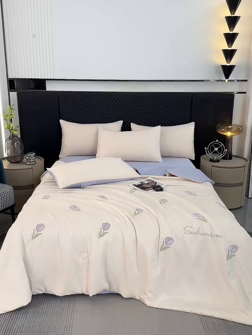 91家纺网 家纺一手货源 找家纺 益多眠 2025新款水洗真丝刺绣夏被夏凉被空调被四件套 郁金香-奶白紫