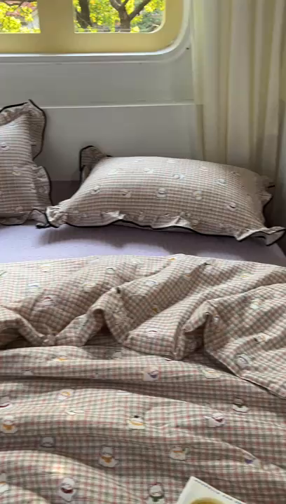 91家纺网 家纺一手货源 找家纺 美梦家纺 2025新款皱皱纱花边夏被床盖四件套 木棉小熊