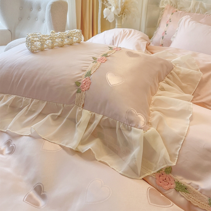 91家纺网 家纺一手货源 找家纺 瑞宝 2025新款法式花边全棉贡缎提花床裙款四件套-梦之语（控价265起） 梦之语-蜜粉