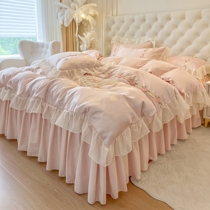 91家纺网 家纺一手货源 找家纺 瑞宝 2025新款法式花边全棉贡缎提花床裙款三件套-梦之语 梦之语-蜜粉