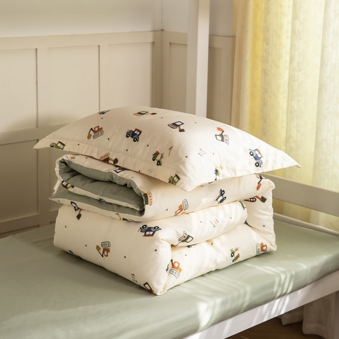 91家纺网 家纺一手货源 找家纺 锦罗绣 2025新款全棉双层纱学生套件三件套 萌趣汽车1