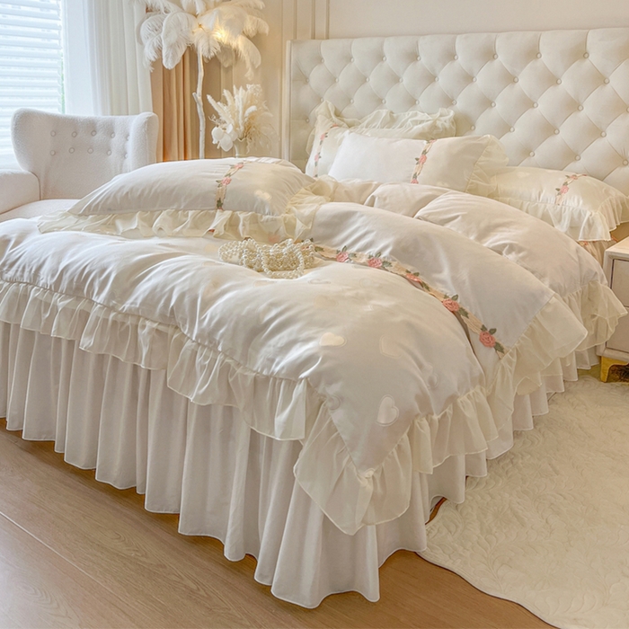 91家纺网 家纺一手货源 找家纺 瑞宝 2025新款法式花边全棉贡缎提花床裙款四件套-梦之语（控价265起） 梦之语-奶油白