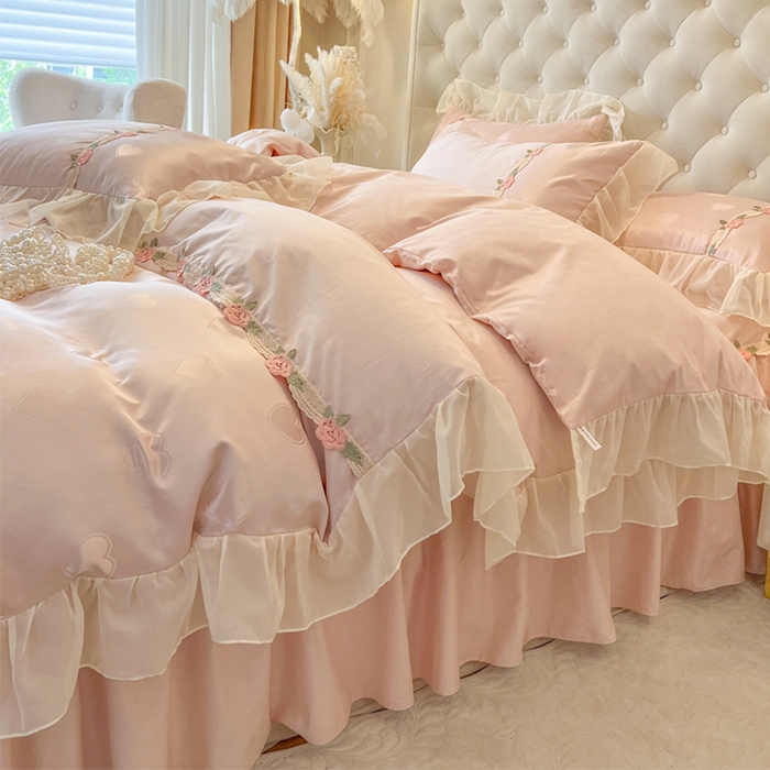 91家纺网 家纺一手货源 找家纺 （总）瑞宝 2025新款法式花边全棉贡缎提花床裙款三件套-梦之语