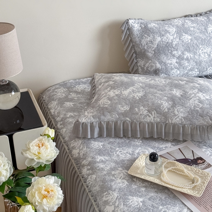 91家纺网 家纺一手货源 找家纺 九花鹿 2025新款PE双面提花床裙冰丝席-莫奈玫瑰 莫奈玫瑰-浅灰