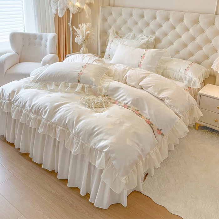 91家纺网 家纺一手货源 找家纺 瑞宝 2025新款法式花边全棉贡缎提花床裙款四件套-梦之语（控价265起） 梦之语-奶油白