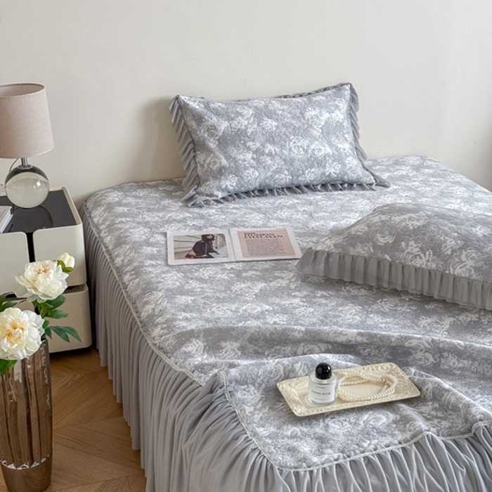 91家纺网 家纺一手货源 找家纺 九花鹿 2025新款PE双面提花床裙冰丝席-莫奈玫瑰 莫奈玫瑰-浅灰