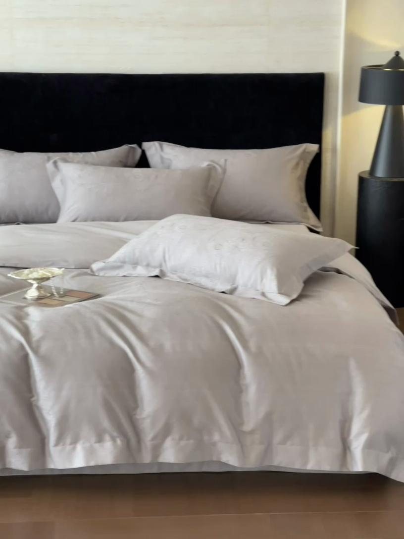 91家纺网 家纺一手货源 找家纺 凡客家居 2025新款100支（5050双股）长绒棉全棉提花四件套 洛园-高级灰