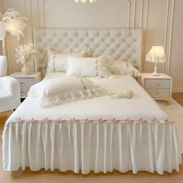 91家纺网 家纺一手货源 找家纺 瑞宝 2025新款法式花边全棉贡缎提花床裙款三件套-梦之语 梦之语-奶油白