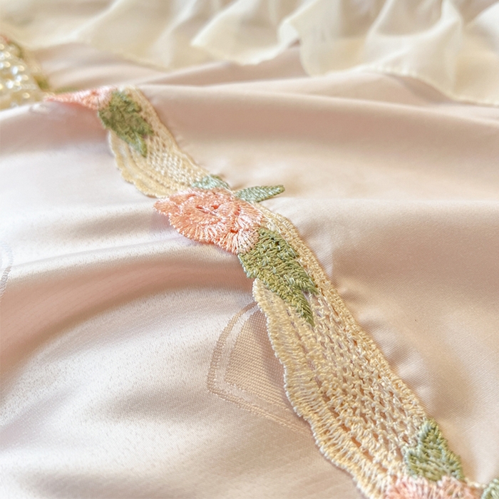 91家纺网 家纺一手货源 找家纺 瑞宝 2025新款法式花边全棉贡缎提花床裙款三件套-梦之语 梦之语-蜜粉