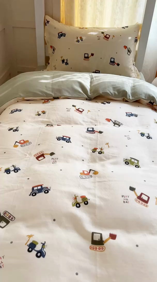 91家纺网 家纺一手货源 找家纺 锦罗绣 2025新款全棉双层纱学生套件三件套 萌趣汽车1