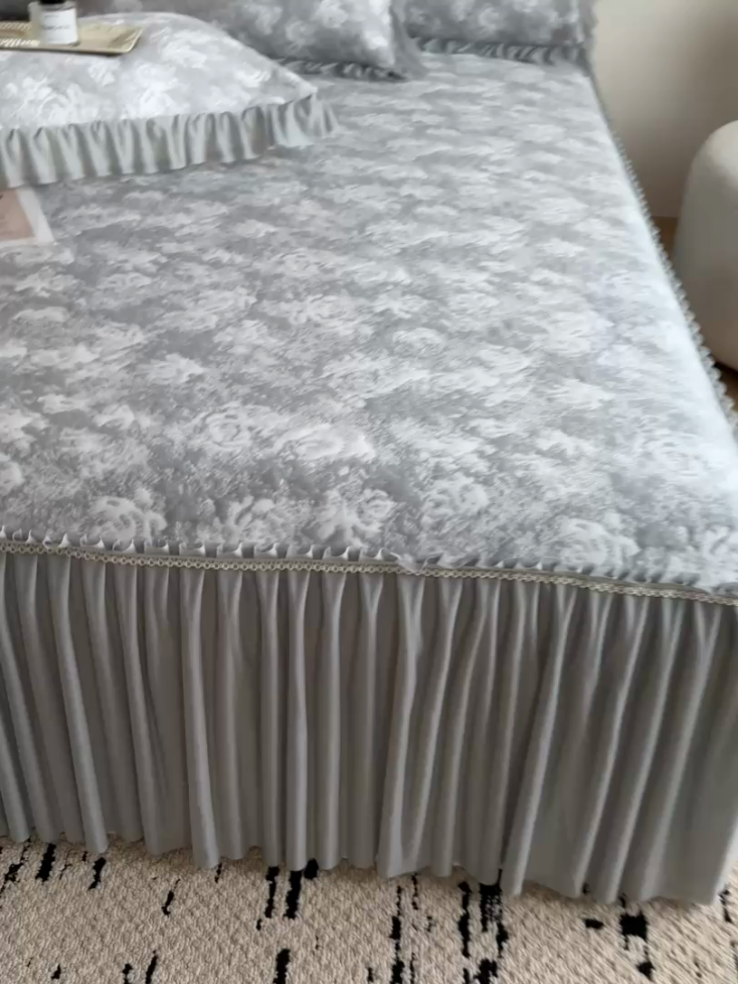 91家纺网 家纺一手货源 找家纺 九花鹿 2025新款PE双面提花床裙冰丝席-莫奈玫瑰 莫奈玫瑰-浅灰