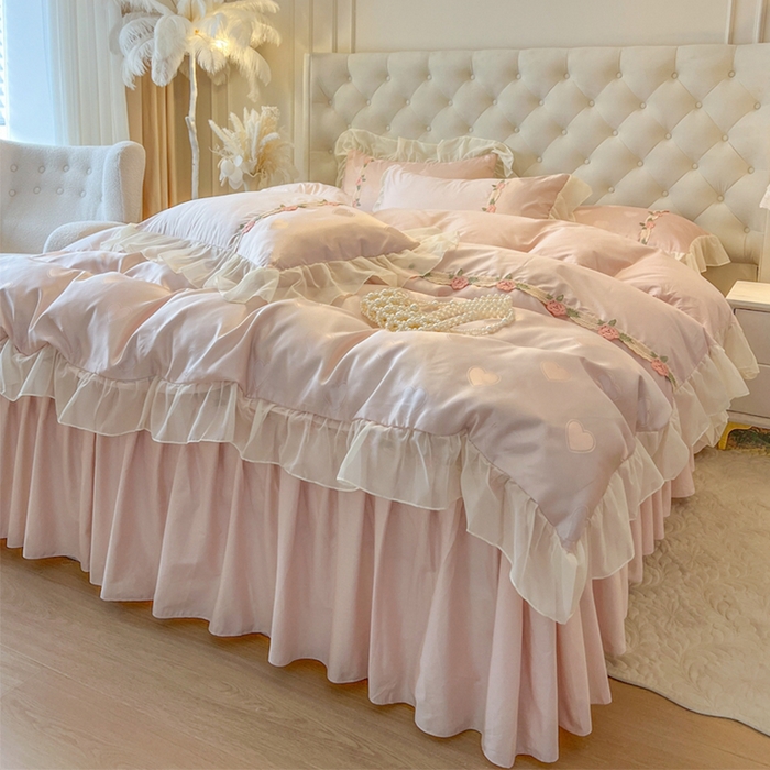 91家纺网 家纺一手货源 找家纺 瑞宝 2025新款法式花边全棉贡缎提花床裙款四件套-梦之语（控价265起） 梦之语-蜜粉