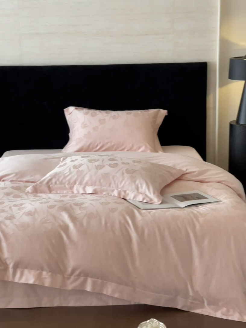 91家纺网 家纺一手货源 找家纺 凡客家居 2025新款100支（5050双股）长绒棉全棉提花四件套 郁金香-仙桃粉