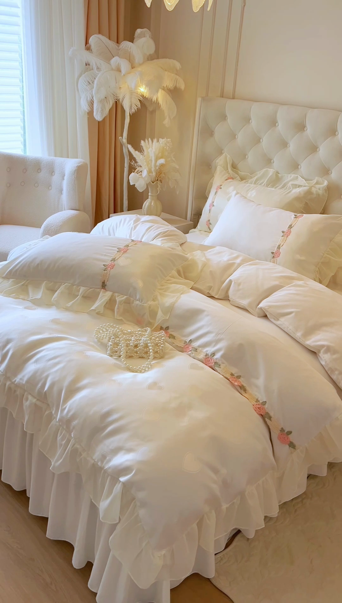 91家纺网 家纺一手货源 找家纺 瑞宝 2025新款法式花边全棉贡缎提花床裙款四件套-梦之语（控价265起） 梦之语-奶油白