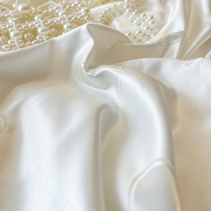 91家纺网 家纺一手货源 找家纺 瑞宝 2025新款法式花边全棉贡缎提花床裙款三件套-梦之语 梦之语-奶油白