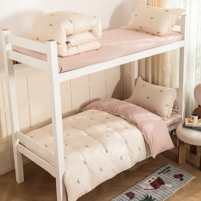 91家纺网 家纺一手货源 找家纺 锦罗绣 2025新款全棉双层纱学生套件三件套 波点蝴蝶结