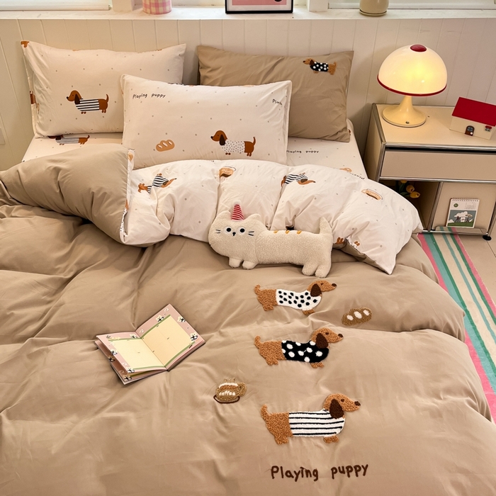 91家纺网 家纺一手货源 找家纺 如一 2025新款A类卡通印加毛巾绣水洗云朵棉四件套（提供买家秀） 腊肠犬