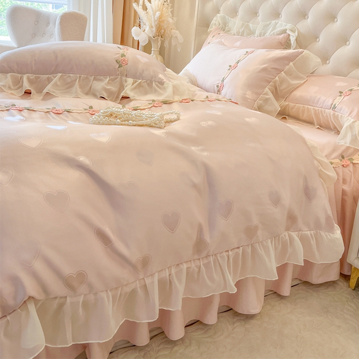 91家纺网 家纺一手货源 找家纺 瑞宝 2025新款法式花边全棉贡缎提花床裙款四件套-梦之语（控价265起） 梦之语-蜜粉