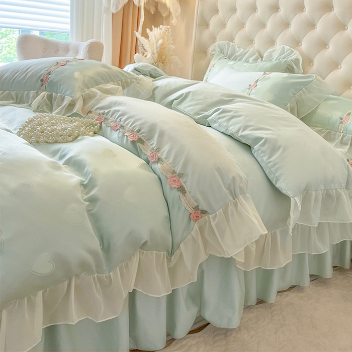 91家纺网 家纺一手货源 找家纺 瑞宝 2025新款法式花边全棉贡缎提花床裙款四件套-梦之语（控价265起） 梦之语-青柠绿