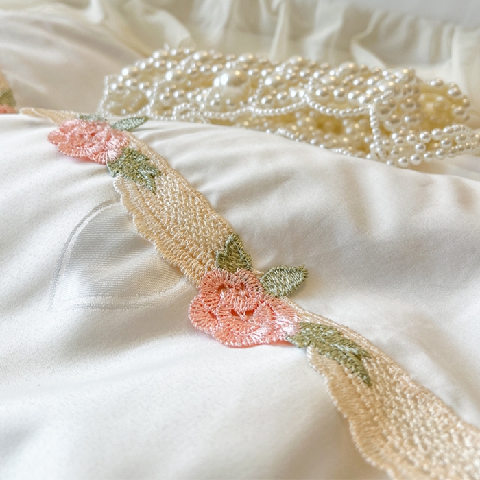 91家纺网 家纺一手货源 找家纺 瑞宝 2025新款法式花边全棉贡缎提花床裙款三件套-梦之语 梦之语-奶油白