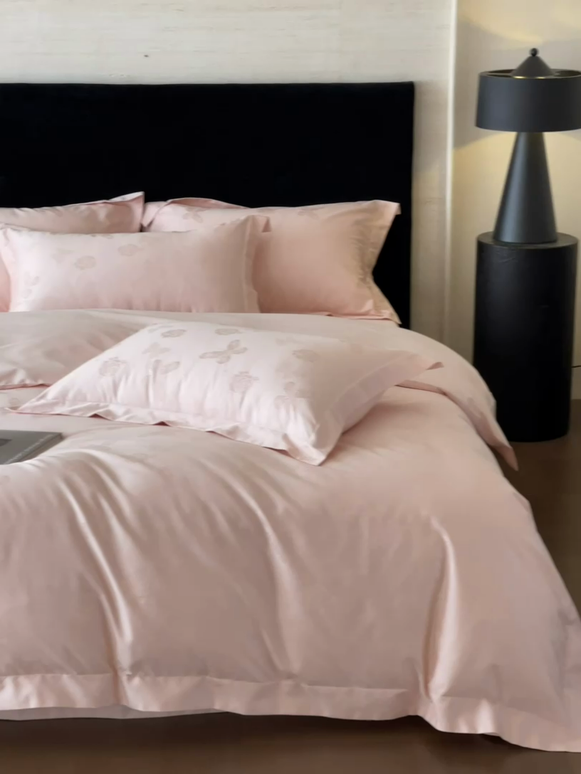 91家纺网 家纺一手货源 找家纺 凡客家居 2025新款100支（5050双股）长绒棉全棉提花四件套 花间集-仙桃粉