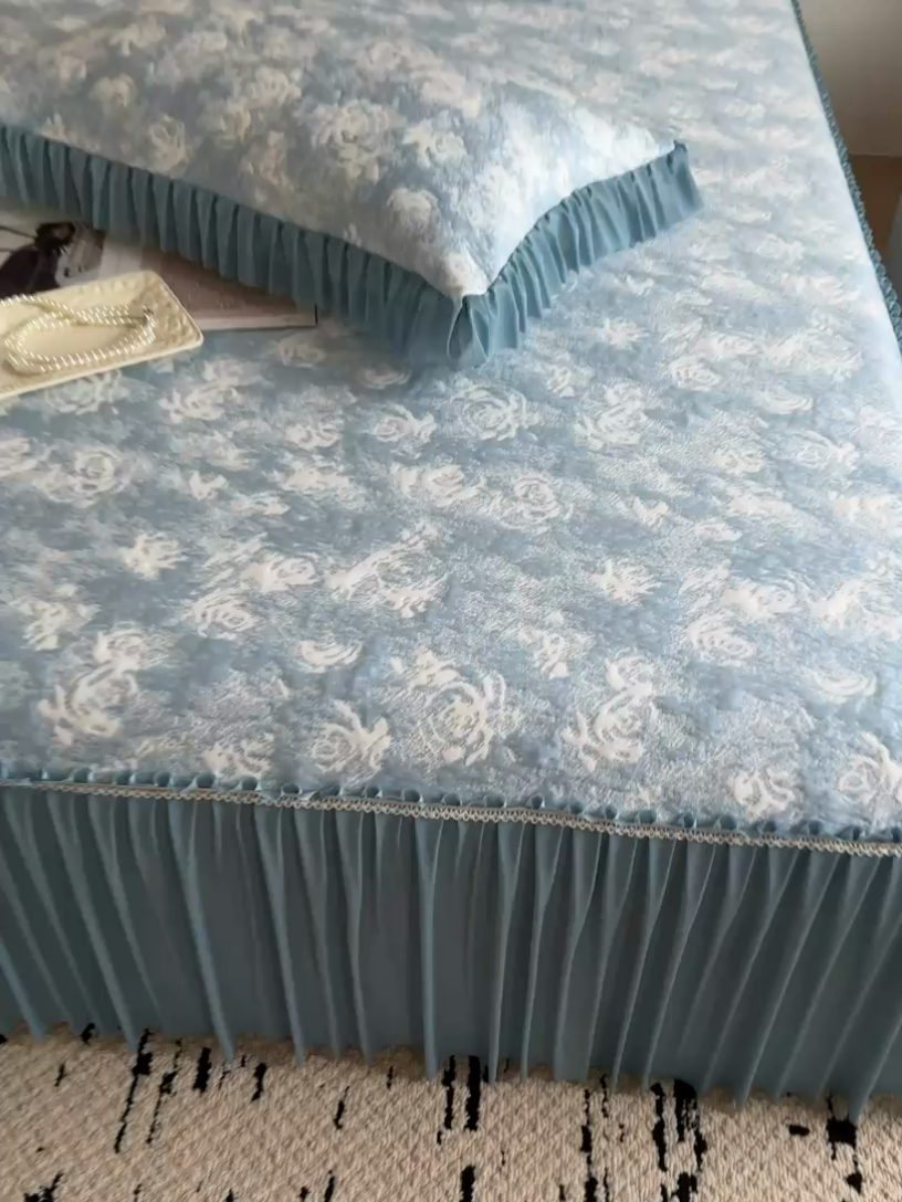 91家纺网 家纺一手货源 找家纺 九花鹿 2025新款PE双面提花床裙冰丝席-莫奈玫瑰 莫奈玫瑰-天空蓝