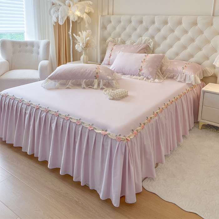 91家纺网 家纺一手货源 找家纺 瑞宝 2025新款法式花边全棉贡缎提花床裙款四件套-梦之语（控价265起） 梦之语-香芋紫