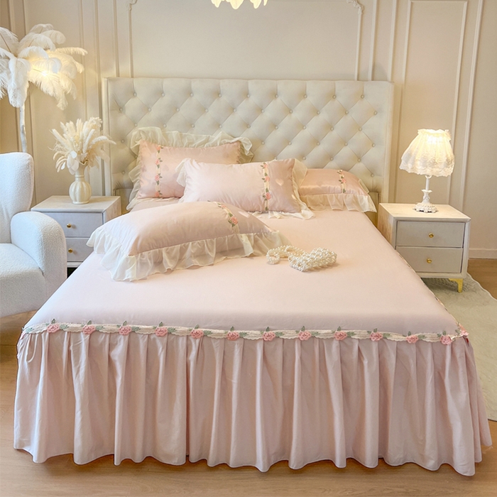 91家纺网 家纺一手货源 找家纺 瑞宝 2025新款法式花边全棉贡缎提花床裙款三件套-梦之语 梦之语-蜜粉