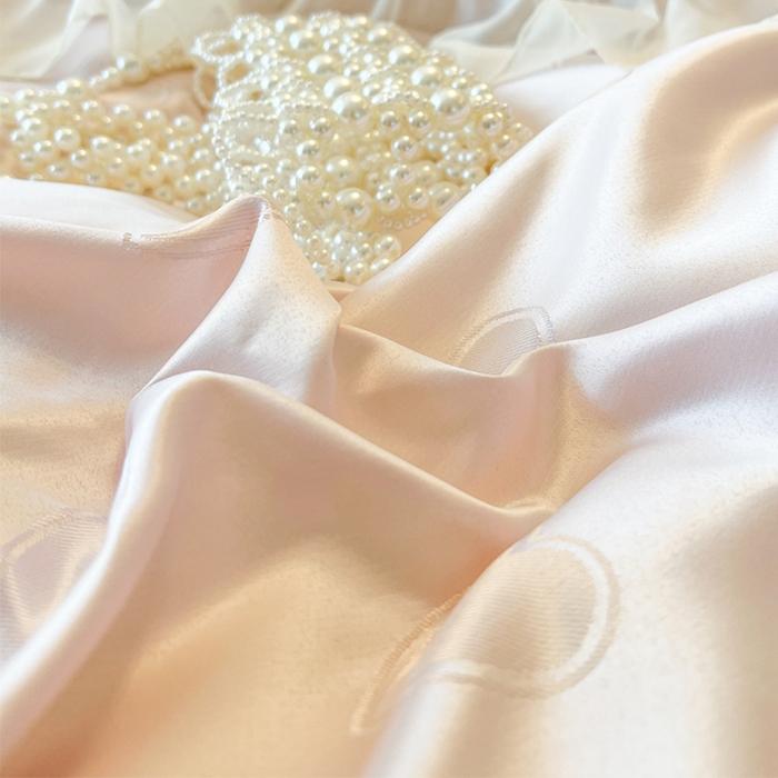 91家纺网 家纺一手货源 找家纺 瑞宝 2025新款法式花边全棉贡缎提花床裙款四件套-梦之语（控价265起） 梦之语-蜜粉