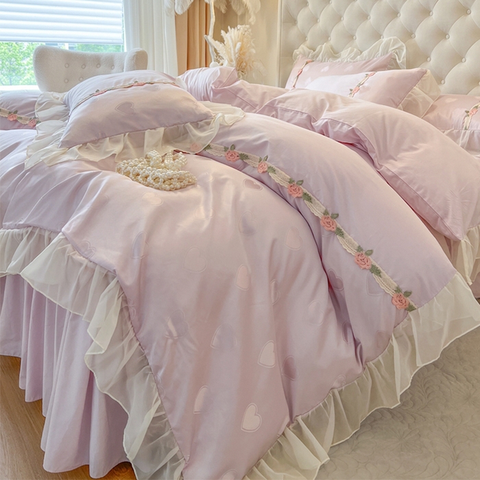 91家纺网 家纺一手货源 找家纺 瑞宝 2025新款法式花边全棉贡缎提花床裙款四件套-梦之语（控价265起） 梦之语-香芋紫