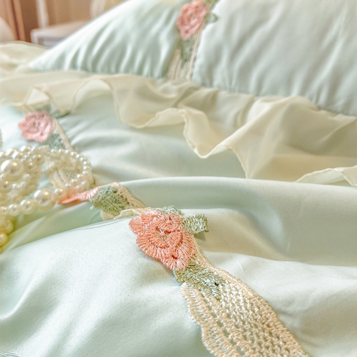 91家纺网 家纺一手货源 找家纺 瑞宝 2025新款法式花边全棉贡缎提花床裙款四件套-梦之语（控价265起） 梦之语-青柠绿