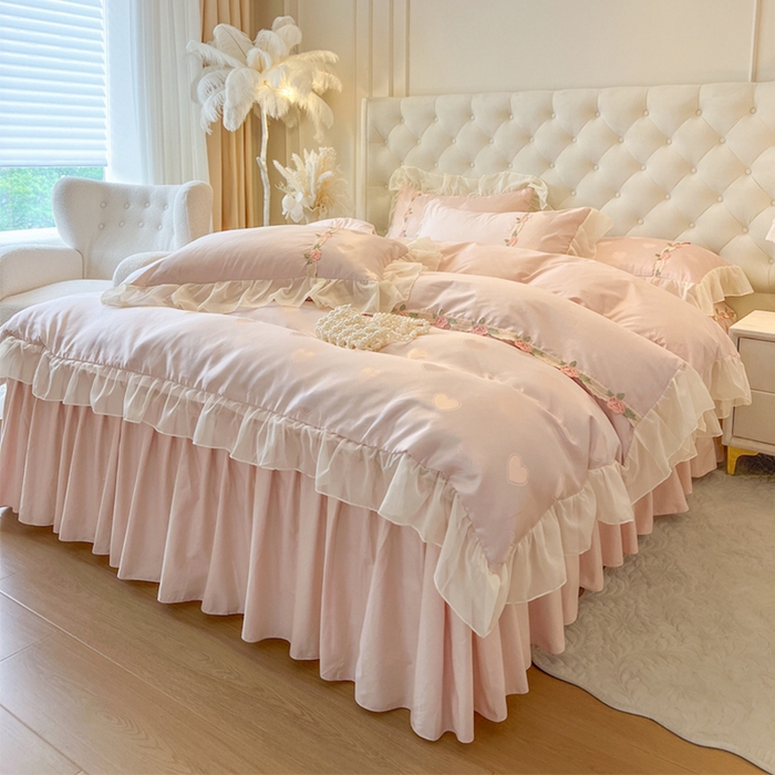 91家纺网 家纺一手货源 找家纺 （总）瑞宝 2025新款法式花边全棉贡缎提花床裙款三件套-梦之语