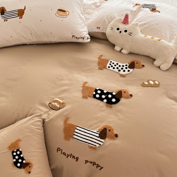 91家纺网 家纺一手货源 找家纺 如一 2025新款A类卡通印加毛巾绣水洗云朵棉四件套（提供买家秀） 腊肠犬