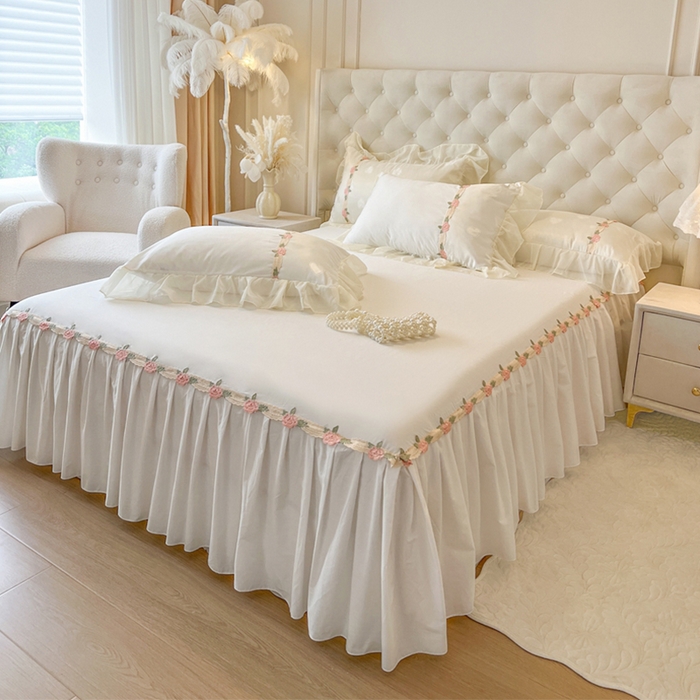 91家纺网 家纺一手货源 找家纺 瑞宝 2025新款法式花边全棉贡缎提花床裙款三件套-梦之语 梦之语-奶油白