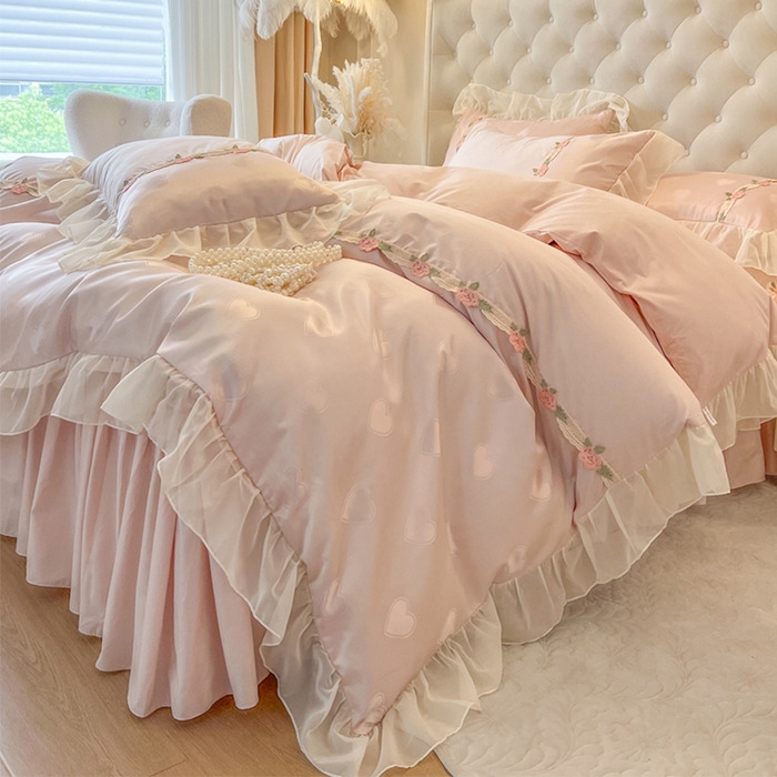 91家纺网 家纺一手货源 找家纺 瑞宝 2025新款法式花边全棉贡缎提花床裙款三件套-梦之语 梦之语-蜜粉