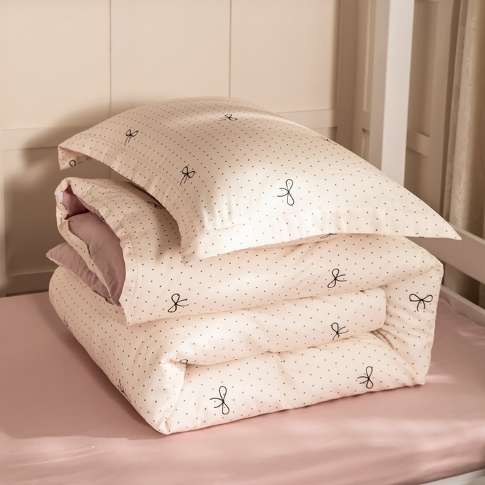 91家纺网 家纺一手货源 找家纺 锦罗绣 2025新款全棉双层纱学生套件三件套 波点蝴蝶结