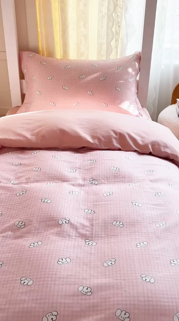 91家纺网 家纺一手货源 找家纺 锦罗绣 2025新款全棉双层纱学生套件三件套 好奇小狗