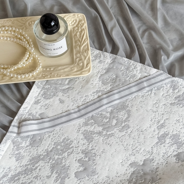 91家纺网 家纺一手货源 找家纺 九花鹿 2025新款PE双面提花床裙冰丝席-莫奈玫瑰 莫奈玫瑰-浅灰