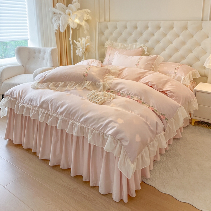 91家纺网 家纺一手货源 找家纺 瑞宝 2025新款法式花边全棉贡缎提花床裙款四件套-梦之语（控价265起） 梦之语-蜜粉