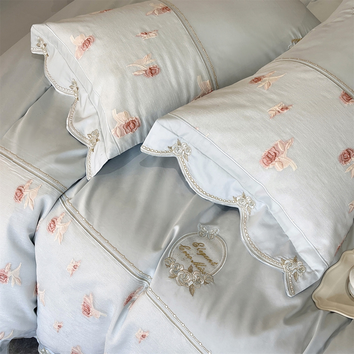 91家纺网 家纺一手货源 找家纺 鼎飞家纺  2025新款拼接绣花莫奈花园系列四件套 莫奈花园-云蓝