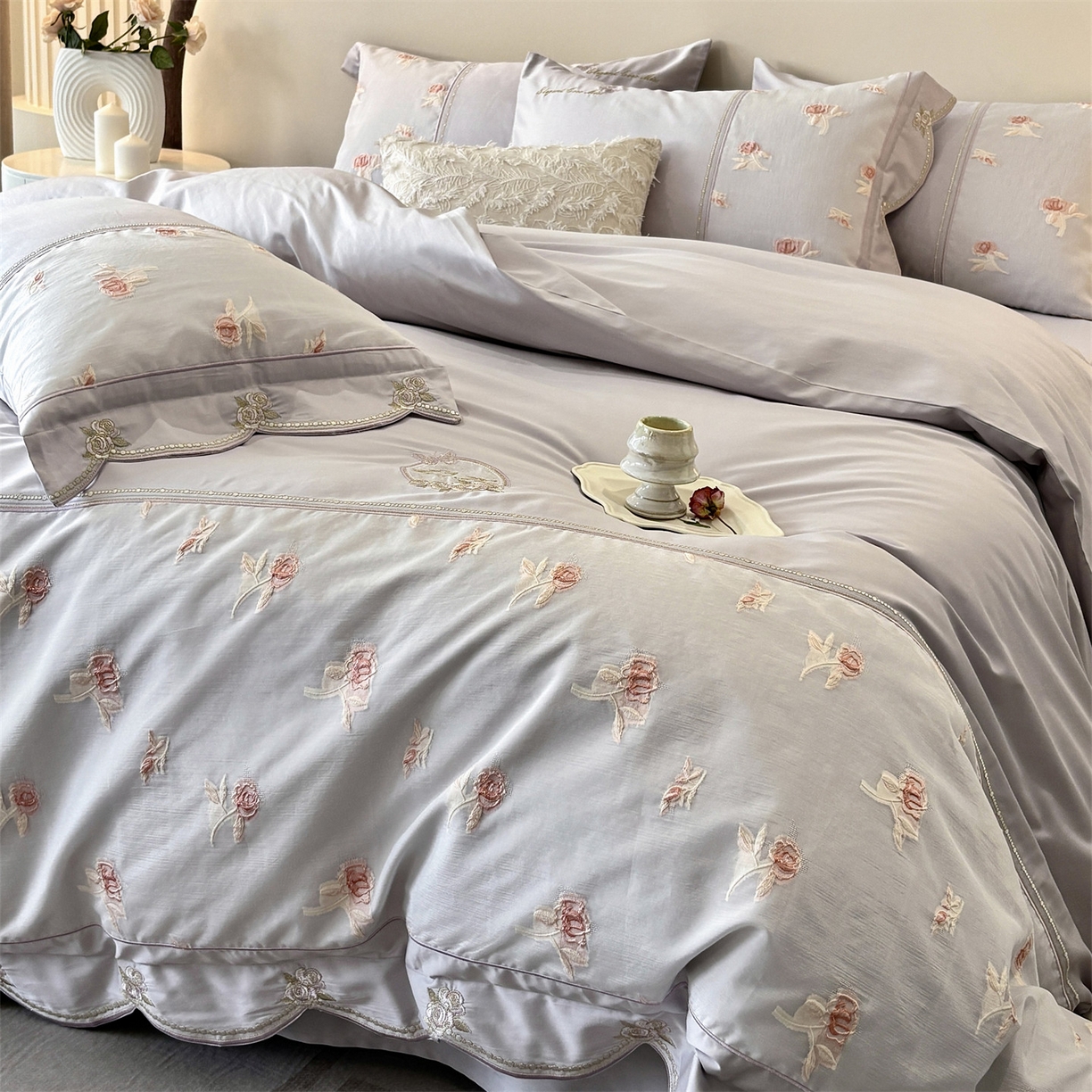 91家纺网 家纺一手货源 找家纺 鼎飞家纺  2025新款拼接绣花莫奈花园系列四件套 莫奈花园-紫灰