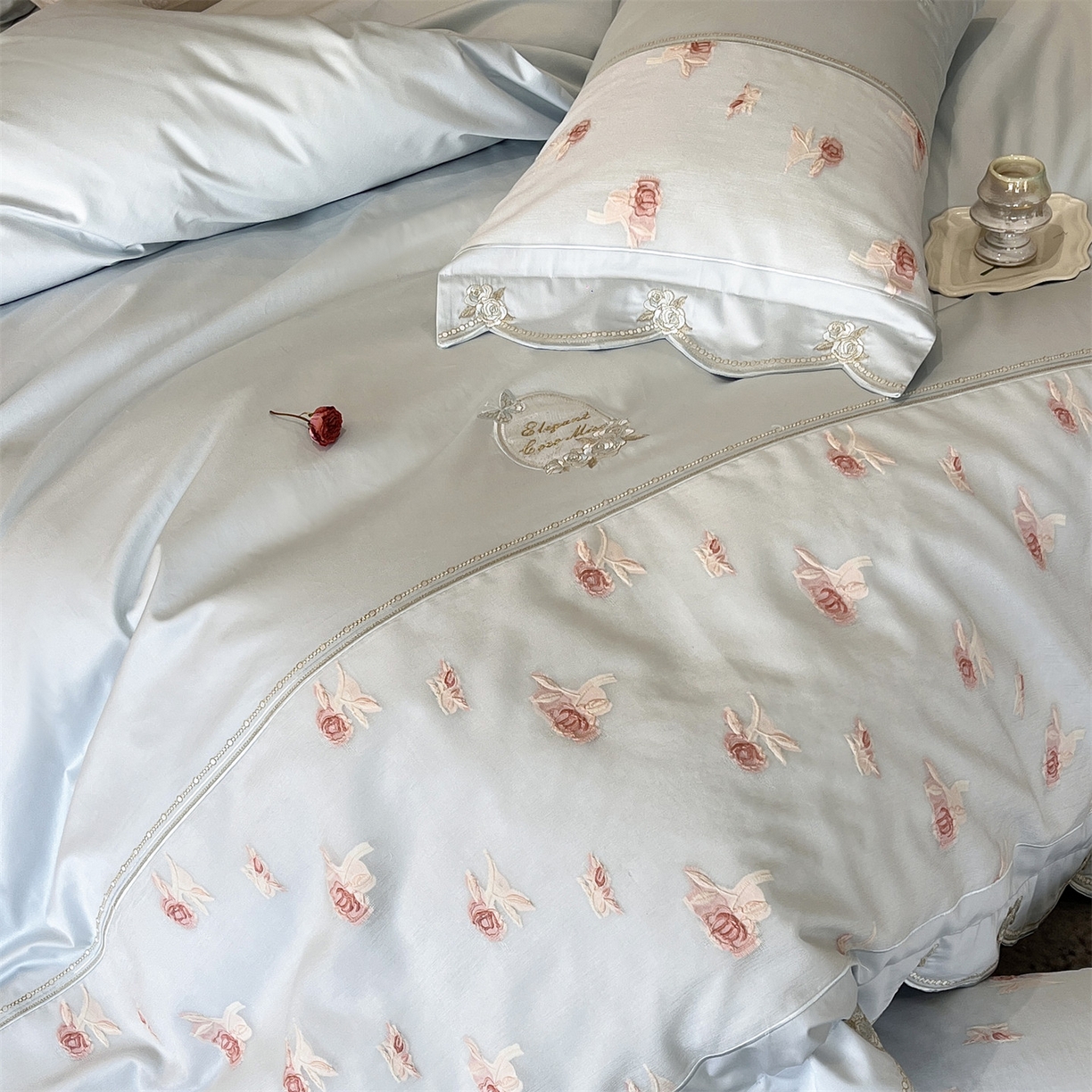 91家纺网 家纺一手货源 找家纺 鼎飞家纺  2025新款拼接绣花莫奈花园系列四件套 莫奈花园-云蓝