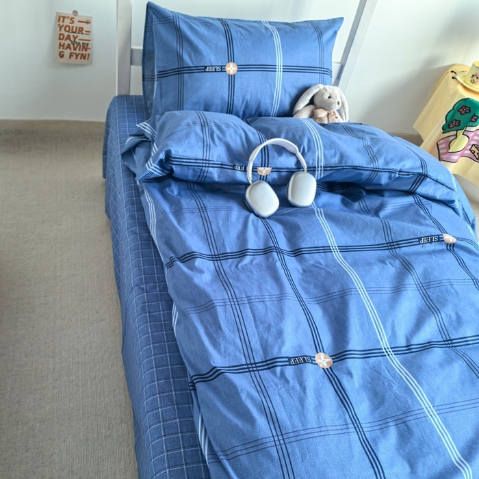 91家纺网 家纺一手货源 找家纺 锦彩家居 2025新款正宗13372全棉学生三件套全棉印花学生宿舍上下铺三件套（量大可定制价格可谈）提供买家秀 经典蓝格